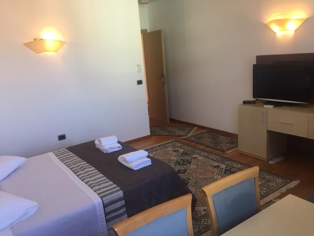 Hotel Bermon Tirana Eksteriør billede